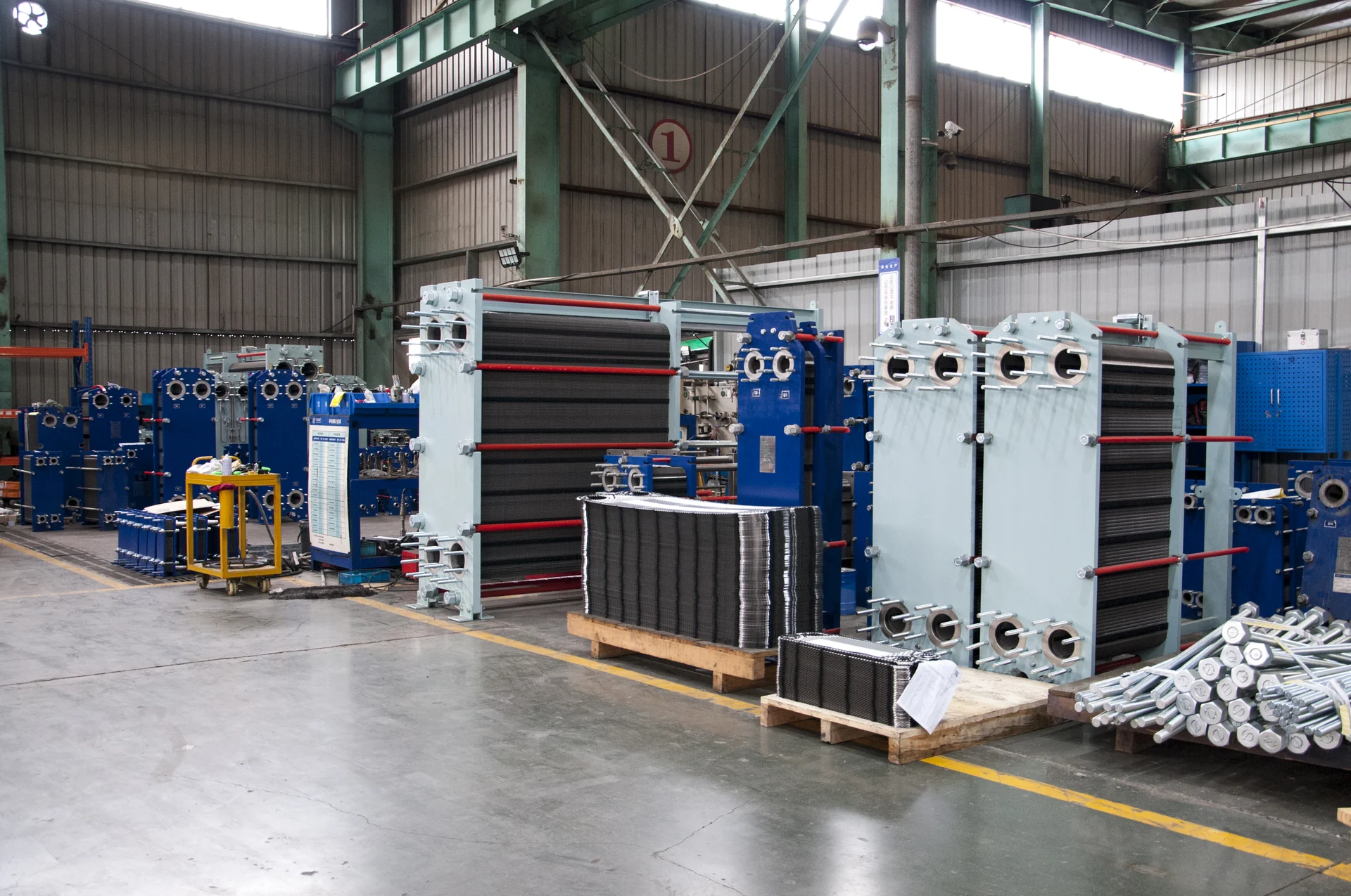 Completed gasketed plate heat exchangers and plate packs in the HEXNOVAS workshop